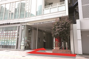 １階に不動産屋のある建物です