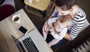 子どもを見ながらのテレワーク（在宅勤務）は実現可能？　無理？　できる工夫やスタッフ経験談をご紹介